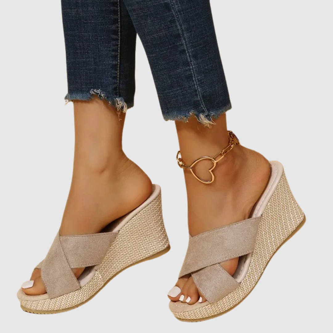 Nives - Eleganckie sandały na koturnie