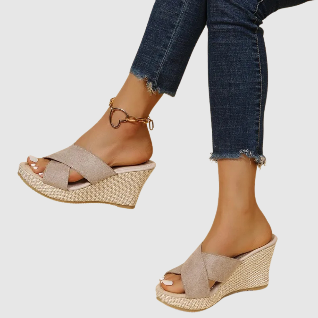 Nives - Eleganckie sandały na koturnie